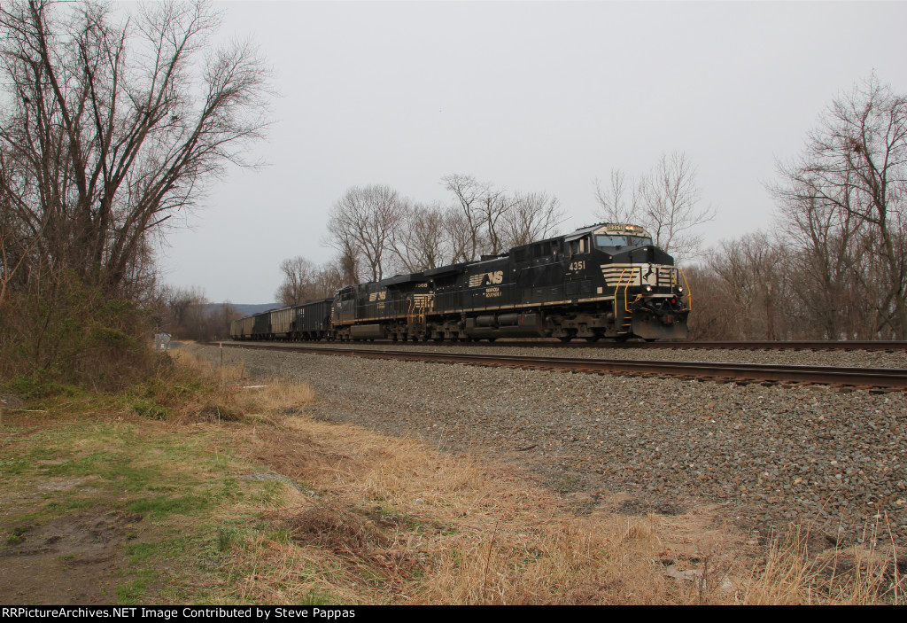 NS 4351 leads train 590 East